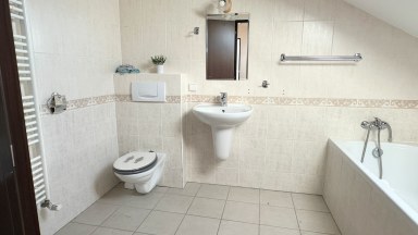 Pronájem slunného mezonetového bytu 4+kk, 117 m² – Praha 4, Libuš