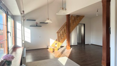 Pronájem slunného mezonetového bytu 4+kk, 117 m² – Praha 4, Libuš