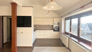 Pronájem slunného mezonetového bytu 4+kk, 117 m² – Praha 4, Libuš